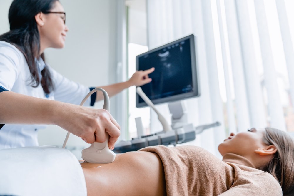 Mid,Adult,Female,Doctor,Using,Ultrasound,Scanner.,Fertility,Pregnancy,Ovulation